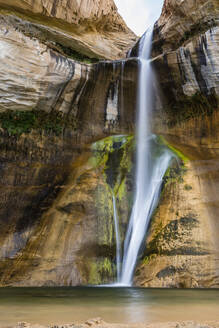 Lower Calf Creek Falls, Grand Staircase-Escalante National Monument, Utah, Vereinigte Staaten von Amerika, Nordamerika - RHPLF02068