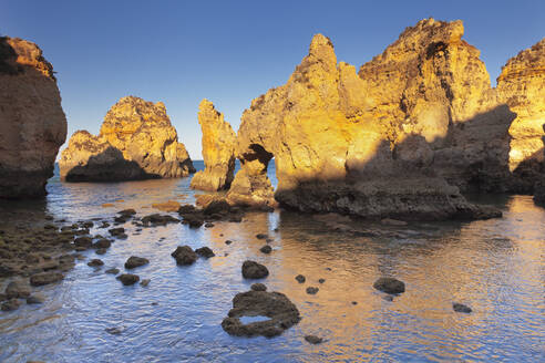 Felsenküste bei Sonnenuntergang, Kap Ponta da Piedade, bei Lagos, Algarve, Portugal, Europa - RHPLF02078