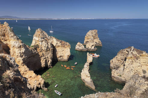 Ausflugsboote am Kap Ponta da Piedade, in der Nähe von Lagos, Algarve, Portugal, Europa - RHPLF02081