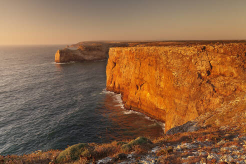 Steilküste bei Sonnenuntergang, Cabo de Sao Vicente, Sagres, Algarve, Portugal, Europa - RHPLF02084