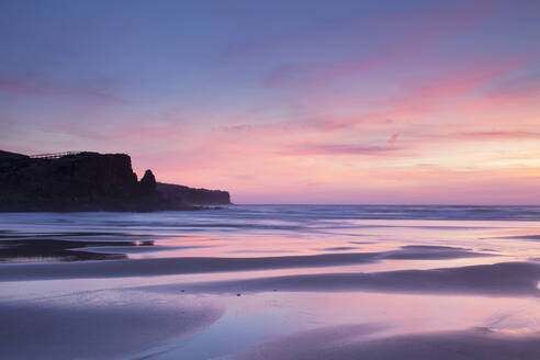 Praia da Borderia Strand bei Sonnenuntergang, Carrapateira, Costa Vicentina, Westküste, Algarve, Portugal, Europa - RHPLF02088