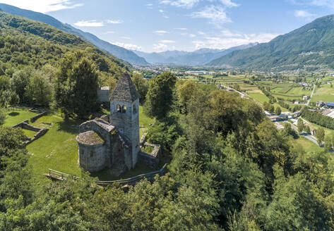 Panorama der mittelalterlichen Abtei San Pietro in Vallate von der Drohne aus, Piagno, Provinz Sondrio, Untere Valtellina, Lombardei, Italien, Europa - RHPLF02098