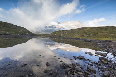 Piz Arlas, Cambrena, Caral spiegelt sich im See, Bernina Pass, Poschiavo Tal, Engadin, Kanton Graubünden, Schweiz, Europa - RHPLF02104