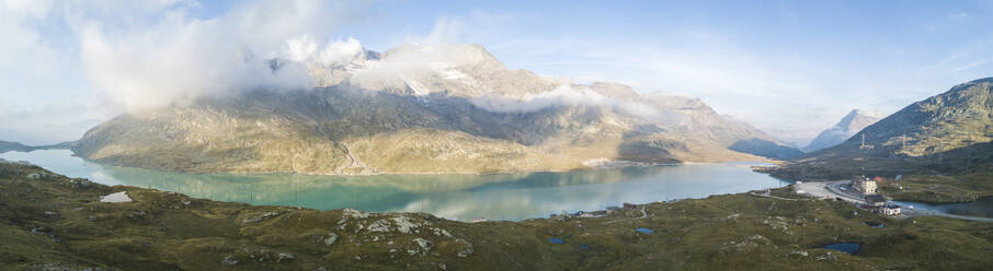 Panoramablick auf Berggipfel und Lago Bianco, Berninapass, Poschiavo-Tal, Engadin, Kanton Graubünden, Schweiz, Europa - RHPLF02106