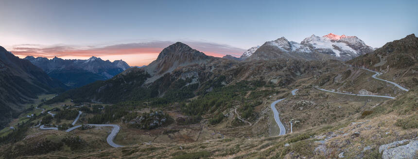 Panoramablick auf die Kurven des Berninapasses in der Morgendämmerung, Poschiavo-Tal, Engadin, Kanton Graubünden, Schweiz, Europa - RHPLF02110