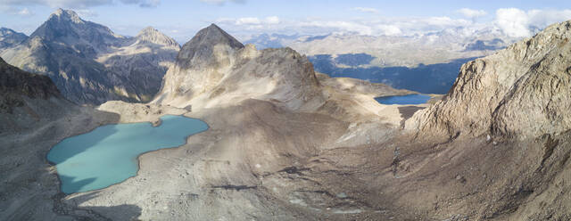 Panoramablick auf Lej Lagrev von einer Drohne aus gesehen, Silvaplana, Engadin, Kanton Graubünden, Schweiz, Europa - RHPLF02113