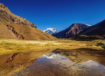 Der Aconcagua spiegelt sich in der Lagune von Espejo, Aconcagua Provincial Park, Zentralanden, Provinz Mendoza, Argentinien, Südamerika - RHPLF02120