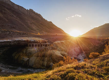 Die Inka-Brücke (Puente del Inca) bei Sonnenuntergang, Zentralanden, Provinz Mendoza, Argentinien, Südamerika - RHPLF02132