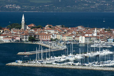 Ein erhöhter Blick auf die Stadt Isola mit Blick auf die Adria, Isola, Slowenien, Europa - RHPLF02139