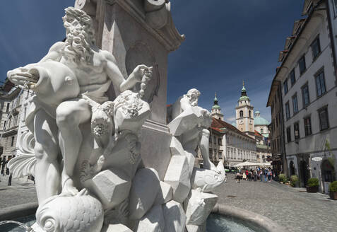 Robba-Brunnen auf dem Stadtplatz und die Kathedrale St. Nikolaus im Hintergrund, Ljubjlana, Slowenien, Europa - RHPLF02147