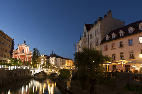 Franziskanerkirche Mariä Verkündigung und Dreifachbrücke über den Fluss Ljubljanica in der Abenddämmerung, Ljubljana, Slowenien, Europa - RHPLF02148