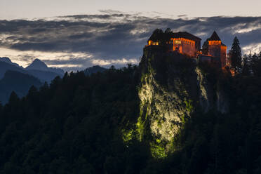 Blick auf die Burg von Bled bei Nacht, Bled, Slowenien, Europa - RHPLF02152