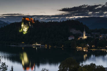 Schloss Bled und St. Martinskirche in der Abenddämmerung, Bleder See, Slowenien, Europa - RHPLF02154