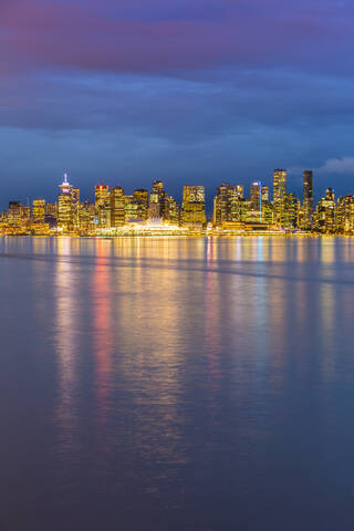 Blick auf Vancouver Downtown von North Vancouver in der Abenddämmerung, Vancouver, British Columbia, Kanada, Nordamerika, lizenzfreies Stockfoto