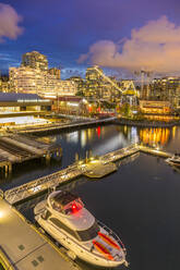 Blick auf den Lonsdale Quay in North Vancouver in der Abenddämmerung, Vancouver, British Columbia, Kanada, Nordamerika - RHPLF02168