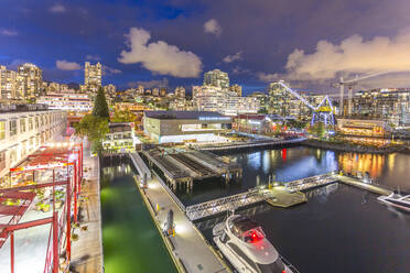 Blick auf den Lonsdale Quay in North Vancouver in der Abenddämmerung, Vancouver, British Columbia, Kanada, Nordamerika - RHPLF02169