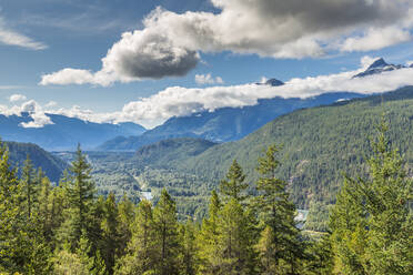 Blick auf den Tsilxwm (Tantalus Mountain Range), British Columbia, Kanada, Nordamerika - RHPLF02171