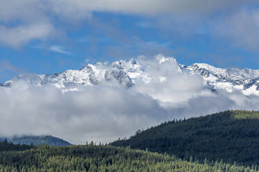 Blick auf den Tsilxwm (Tantalus Mountain Range), British Columbia, Kanada, Nordamerika - RHPLF02172