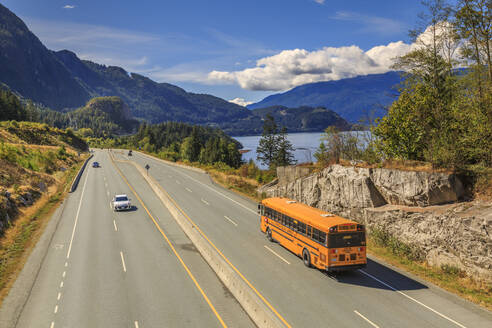 Gelber Schulbus auf dem Sea to Sky Highway in der Nähe von Squamish, British Columbia, Kanada, Nordamerika - RHPLF02173