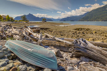 How Sound und umgestürztes Boot im Furry Creek am Sea to Sky Highway bei Squamish, British Columbia, Kanada, Nordamerika - RHPLF02177