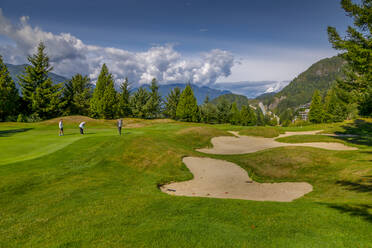 Blick auf den Golfplatz von Furry Creek am Sea to Sky Highway bei Squamish, British Columbia, Kanada, Nordamerika - RHPLF02179
