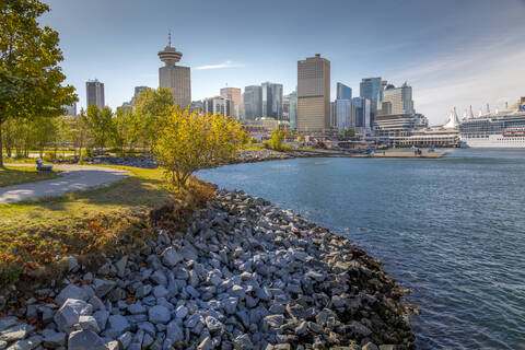 Blick auf Canada Place und Vancouver Lookout Tower vom CRAB Park, British Columbia, Kanada, Nordamerika, lizenzfreies Stockfoto