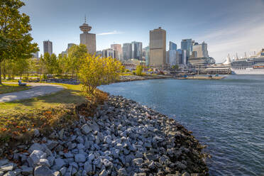 Blick auf Canada Place und Vancouver Lookout Tower vom CRAB Park, British Columbia, Kanada, Nordamerika - RHPLF02183