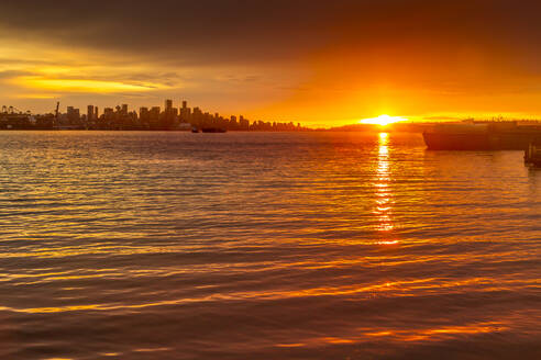 Blick auf die Skyline von Vancouver von Nord-Vancouver bei Sonnenuntergang, British Columbia, Kanada, Nordamerika - RHPLF02184
