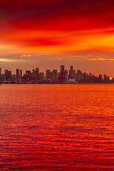 Blick auf die Skyline von Vancouver von Nord-Vancouver bei Sonnenuntergang, British Columbia, Kanada, Nordamerika - RHPLF02185