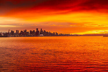 Blick auf die Skyline von Vancouver von Nord-Vancouver bei Sonnenuntergang, British Columbia, Kanada, Nordamerika - RHPLF02186