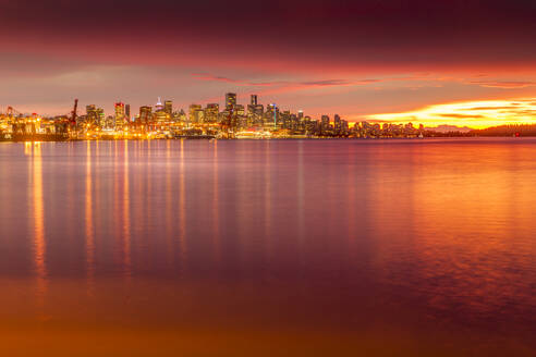 Blick auf die Skyline von Vancouver von Nord-Vancouver bei Sonnenuntergang, British Columbia, Kanada, Nordamerika - RHPLF02187
