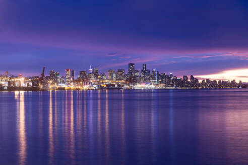 Blick auf die Skyline von Vancouver von Nord-Vancouver bei Sonnenuntergang, British Columbia, Kanada, Nordamerika - RHPLF02188