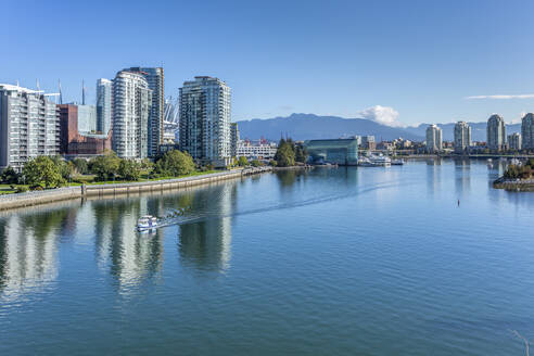 Blick auf den False Creek von der Cambie Street Bridge und die Skyline von Vancouver, Vancouver, British Columbia, Kanada, Nordamerika - RHPLF02189