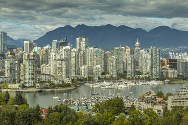 Ansicht der Skyline von Vancouver vom Mount Pleasant District aus gesehen, Vancouver, British Columbia, Kanada, Nordamerika - RHPLF02191