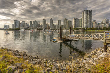 Ansicht der Skyline von Vancouver von der Millbank aus gesehen, Vancouver, British Columbia, Kanada, Nordamerika - RHPLF02193