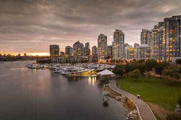 Blick auf die Skyline von Vancouver und das gelbe Taxi auf der Cambie Street Bridge, Vancouver, British Columbia, Kanada, Nordamerika - RHPLF02196