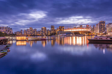 Blick auf den False Creek und die Skyline von Vancouver, einschließlich BC Place, Vancouver, British Columbia, Kanada, Nordamerika - RHPLF02197