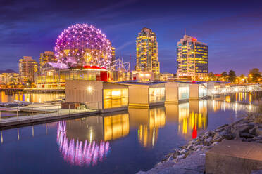 Blick auf den False Creek und die Skyline von Vancouver, einschließlich des World of Science Dome in der Abenddämmerung, Vancouver, British Columbia, Kanada, Nordamerika - RHPLF02199