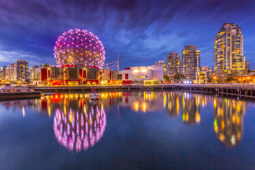 Blick auf den False Creek und die Skyline von Vancouver, einschließlich des World of Science Dome in der Abenddämmerung, Vancouver, British Columbia, Kanada, Nordamerika - RHPLF02200