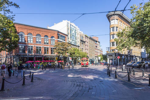 Architektur, Oberleitungsbus und Café-Bar am Maple Tree Square in Gastown, Vancouver, British Columbia, Kanada, Nordamerika - RHPLF02203