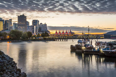 Blick auf Canada Place und städtische Bürogebäude bei Sonnenuntergang vom CRAB Park, Vancouver, British Columbia, Kanada, Nordamerika - RHPLF02205