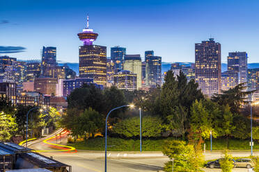 Blick auf die Skyline der Stadt und den Vancouver Lookout Tower in der Abenddämmerung von Portside, Vancouver, British Columbia, Kanada, Nordamerika - RHPLF02208