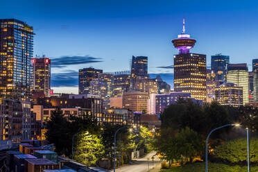 Blick auf die Skyline der Stadt und den Vancouver Lookout Tower in der Abenddämmerung von Portside, Vancouver, British Columbia, Kanada, Nordamerika - RHPLF02209