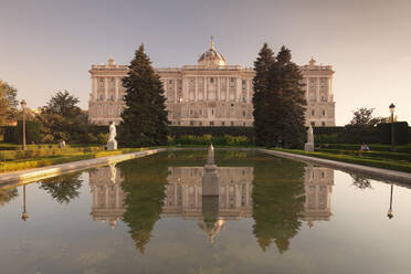 Königlicher Palast ( Palacio Real), Blick von den Sabatini-Gärten (Jardines de Sabatini), Madrid, Spanien, Europa - RHPLF02216