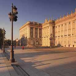 Königlicher Palast (Palacio Real) bei Sonnenaufgang, Madrid, Spanien, Europa - RHPLF02219