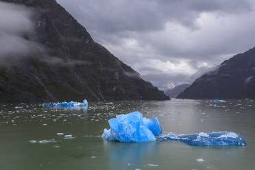 Tracy Arm Fjord, sich lichtender Nebel, leuchtend blaue Eisberge, Kaskaden und ein Blick auf den South Sawyer Glacier, Alaska, Vereinigte Staaten von Amerika, Nordamerika - RHPLF02225