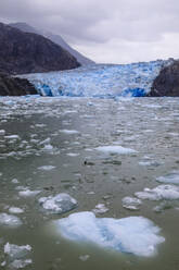 Packeis und blaue Eiswand des South Sawyer Glacier, Bergkulisse, Stikine Icefield, Tracy Arm Fjord, Alaska, Vereinigte Staaten von Amerika, Nordamerika - RHPLF02233