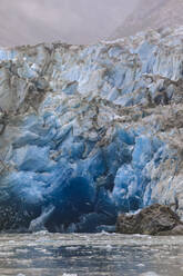 Blaue Eiswand und schwimmendes Eis, Sawyer Gletscher und Berge, neblige Bedingungen, Stikine Icefield, Tracy Arm Fjord, Alaska, Vereinigte Staaten von Amerika, Nord Amerika - RHPLF02235