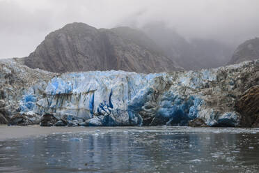 Blaue Eiswand und schwimmendes Eis, Sawyer Gletscher und Berge, neblige Bedingungen, Stikine Icefield, Tracy Arm Fjord, Alaska, Vereinigte Staaten von Amerika, Nord Amerika - RHPLF02236