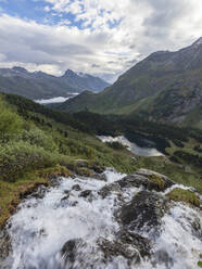 Fließendes Wasser eines Baches am Cavloc-See, Malojapass, Bergell, Engadin, Kanton Graubünden, Schweiz, Europa - RHPLF02239